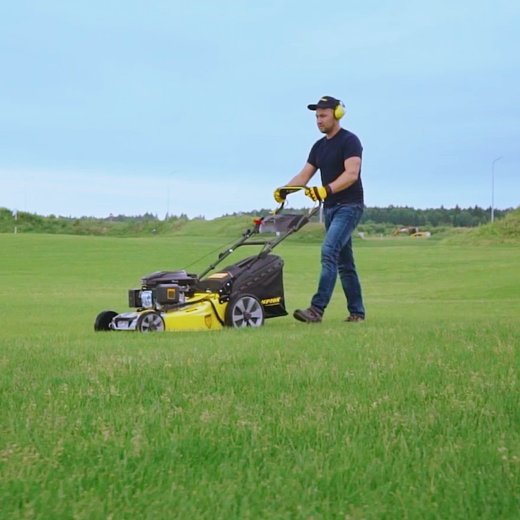 Изображение Газонокосилка бензиновая Champion LM4630, 4.1 л.с.